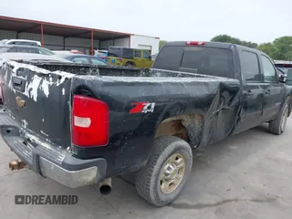 2008 Chevrolet Silverado 3500HD SRW 1LT z VIN 1GCHK33608F201663, wystawiony jako IAAI lot #42179114 z przebiegiem 381 560 mil mil oraz . Historia ofert i sprzedaży dostępna na DreamBid. Obrazek 4.