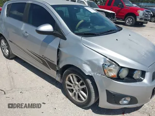 2014 Chevrolet Sonic LT z VIN 1G1JC6SH8E4235238, wystawiony jako IAAI lot #42321789 z przebiegiem 109 068 mil mil oraz . Historia ofert i sprzedaży dostępna na DreamBid. Obrazek 6.