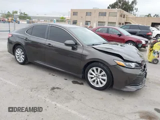 2019 Toyota Camry LE z VIN 4T1B11HK7KU702244, wystawiony jako IAAI lot #42073380 z przebiegiem 72 602 mil mil oraz . Historia ofert i sprzedaży dostępna na DreamBid. Obrazek 1.