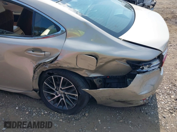 2018 Lexus ES with VIN 58ABK1GG0JU111819, listed as a IAAI auction lot 40320555 with 32,194 mi miles. Bid and sale history available at carsss.com. Image 6.