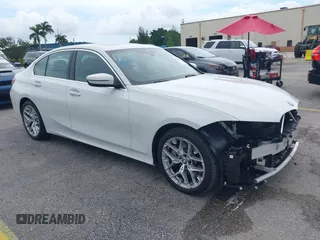 2025 BMW 3 Series 330i z VIN 3MW69CW00S8F10279, wystawiony jako IAAI lot #42449705 z przebiegiem 8 908 mil mil oraz . Historia ofert i sprzedaży dostępna na DreamBid. Obrazek 1.