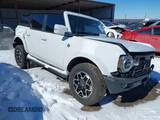 2022 Ford Bronco z VIN 1FMDE5BH4NLA99085, wystawiony jako IAAI lot #41602641 z przebiegiem 47 596 mil mil oraz . Historia ofert i sprzedaży dostępna na DreamBid. Obrazek 1.