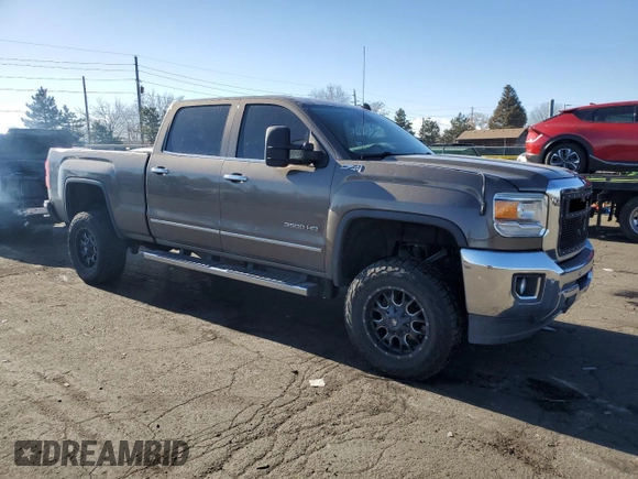 2015 GMC Sierra 3500HD SLT z VIN 1GT423E88FF189157, wystawiony jako Copart lot #84967694 z przebiegiem 137 147 mil mil oraz Czysty tytuł • Clean title. Historia ofert i sprzedaży dostępna na DreamBid. Obrazek 4.