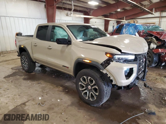 2024 GMC Canyon 4WD AT4 z VIN 1GTP6DEK7R1130962, wystawiony jako Copart lot #77139454 z przebiegiem 3236 mil mil oraz Szkody całkowita. Historia ofert i sprzedaży dostępna na DreamBid. Obrazek 4.