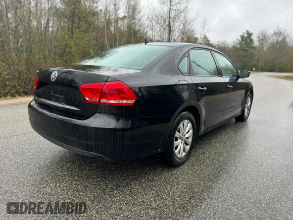 2013 Volkswagen Passat S z VIN 1VWAP7A37DC091531, wystawiony jako Copart lot #56255445 z przebiegiem 135 917 mil mil oraz Czysty tytuł • Clean title. Historia ofert i sprzedaży dostępna na DreamBid. Obrazek 4.
