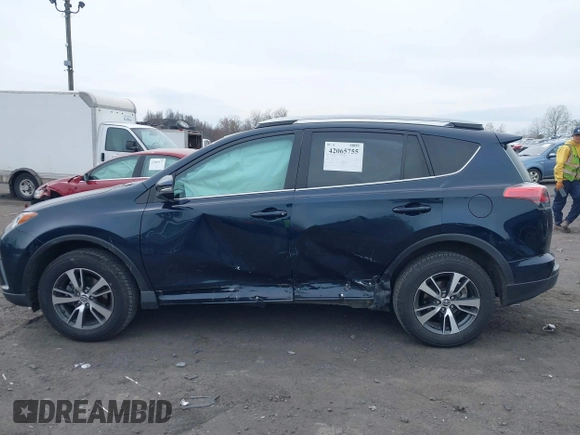 2018 Toyota RAV4 XLE with VIN 2T3RFREV9JW746782, listed as a IAAI auction lot 42065755 with 61,219 mi miles. Bid and sale history available at carsss.com. Image 14.