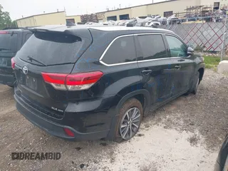 2018 Toyota Highlander SE with VIN 5TDJZRFH3JS543823, listed as a IAAI auction lot 42491705 with 110,801 mi miles and . Bid and sale history available at DreamBid. Image 4.
