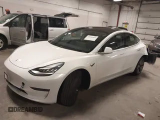 2019 Tesla Model 3 Mid Range z VIN 5YJ3E1EA5KF317542, wystawiony jako IAAI lot #42050461 z przebiegiem 55 054 mil mil oraz . Historia ofert i sprzedaży dostępna na DreamBid. Obrazek 21.