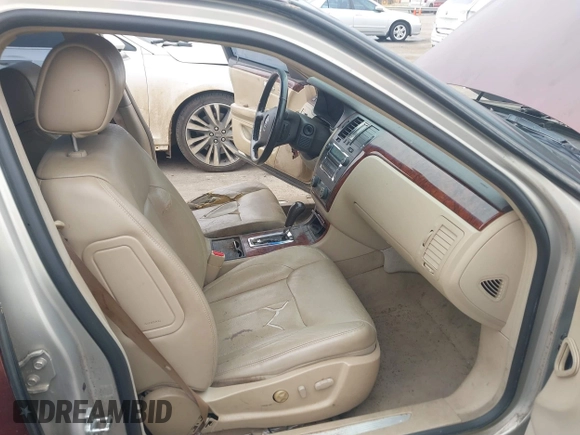 2007 Cadillac DTS Luxury I z VIN 1G6KD57Y07U142067, wystawiony jako IAAI lot #41797850 z przebiegiem 179 639 mil mil oraz . Historia ofert i sprzedaży dostępna na DreamBid. Obrazek 5.
