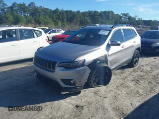 2019 Jeep Cherokee Latitude Plus z VIN 1C4PJLLB0KD448373, wystawiony jako IAAI lot #41589622 z przebiegiem 75 835 mil mil oraz . Historia ofert i sprzedaży dostępna na DreamBid. Obrazek 6.
