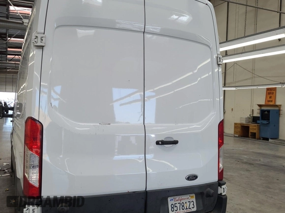 2020 Ford Transit Cargo z VIN 1FTBR1XG3LKB79165, wystawiony jako IAAI lot #42763042 z przebiegiem 140 992 mil mil oraz . Historia ofert i sprzedaży dostępna na DreamBid. Obrazek 34.