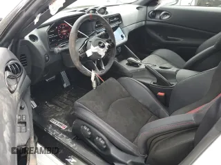2024 Nissan Z Nismo z VIN JN1BZ4CH6RM361913, wystawiony jako Copart lot #55568264 z przebiegiem 482 mil mil oraz Szkody całkowita. Historia ofert i sprzedaży dostępna na DreamBid. Obrazek 8.