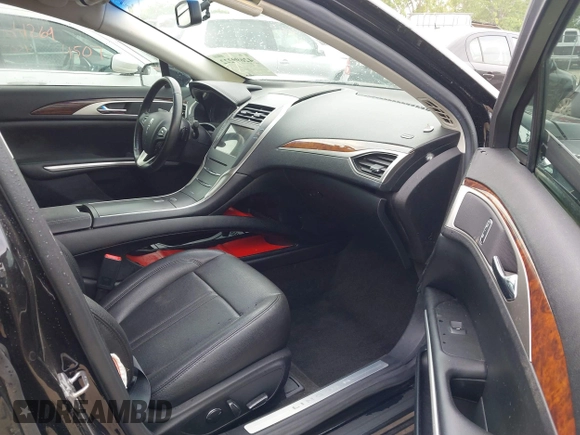 2016 Lincoln MKZ z VIN 3LN6L2G9XGR601231, wystawiony jako IAAI lot #42699222 z przebiegiem 107 081 mil mil oraz . Historia ofert i sprzedaży dostępna na DreamBid. Obrazek 5.