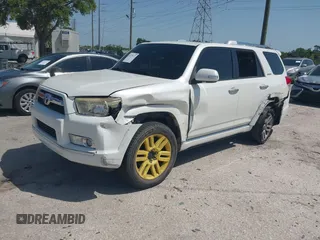 2013 Toyota 4Runner SR5 z VIN JTEBU5JR3D5135548, wystawiony jako IAAI lot #42279172 z przebiegiem 288 613 mil mil oraz . Historia ofert i sprzedaży dostępna na DreamBid. Obrazek 2.