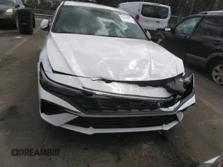 2024 Hyundai Elantra Limited z VIN KMHLN4DJ4RU093132, wystawiony jako IAAI lot #41960097 z przebiegiem 8 445 mil mil oraz . Historia ofert i sprzedaży dostępna na DreamBid. Obrazek 6.