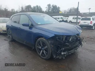 2023 BMW iX xDrive50 z VIN WB523CF08PCM23678, wystawiony jako IAAI lot #41930985 z przebiegiem 19 040 mil mil oraz . Historia ofert i sprzedaży dostępna na DreamBid. Obrazek 1.