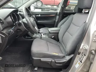 2013 Kia Sorento LX z VIN 5XYKT3A63DG400462, wystawiony jako Copart lot #57388925 z przebiegiem 304 354 mil mil oraz Szkoda całkowita • Salvage title. Historia ofert i sprzedaży dostępna na DreamBid. Obrazek 7.