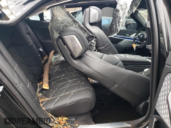 2023 BMW i7 xDrive60 z VIN WBY53EJ01PCM98516, wystawiony jako Copart lot #85778524 z przebiegiem 397 mil mil oraz Szkody całkowita. Historia ofert i sprzedaży dostępna na DreamBid. Obrazek 10.