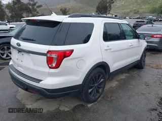 2018 Ford Explorer XLT z VIN 1FM5K7D89JGB09201, wystawiony jako IAAI lot #41796114 z przebiegiem 61 808 mil mil oraz . Historia ofert i sprzedaży dostępna na DreamBid. Obrazek 4.