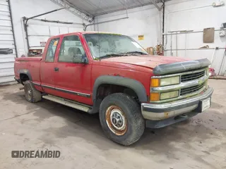 1998 Chevrolet Silverado 2500 z VIN 1GCGK29R7WE178053, wystawiony jako IAAI lot #42347330 z przebiegiem 176 168 mil mil oraz . Historia ofert i sprzedaży dostępna na DreamBid. Obrazek 1.