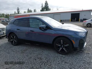 2024 BMW iX xDrive50 z VIN WB523CF08RCN65886, wystawiony jako IAAI lot #42334105 z przebiegiem 37 981 mil mil oraz . Historia ofert i sprzedaży dostępna na DreamBid. Obrazek 14.