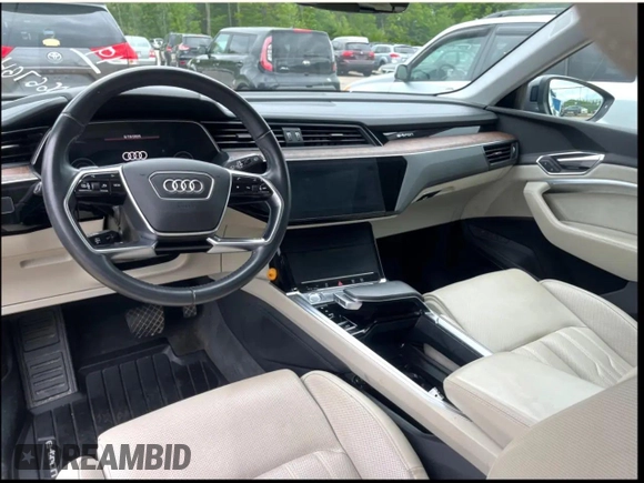 2019 Audi e-tron Prestige z VIN WA1VABGE0KB011XXX, wystawiony jako Copart lot #58495745 z przebiegiem 66 764 mil mil oraz Czysty tytuł • Clean title. Historia ofert i sprzedaży dostępna na DreamBid. Obrazek 9.