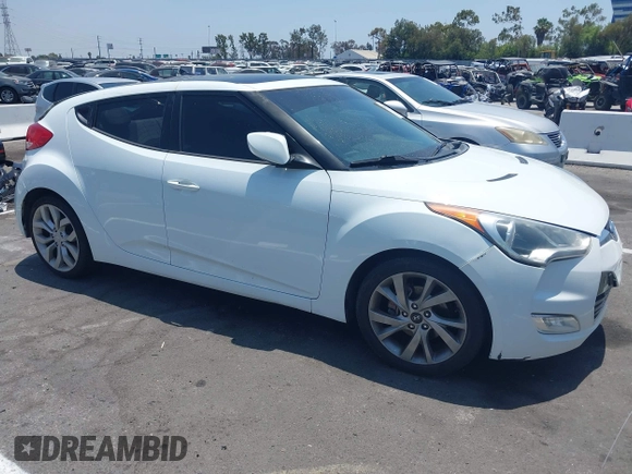 2012 Hyundai Veloster w/Black Int z VIN KMHTC6AD5CU056209, wystawiony jako IAAI lot #42565571 z przebiegiem 137 908 mil mil oraz . Historia ofert i sprzedaży dostępna na DreamBid. Obrazek 1.