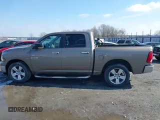 2010 Dodge 1500 SLT z VIN 1D7RV1CT7AS229291, wystawiony jako IAAI lot #41566144 z przebiegiem 130 639 mil mil oraz . Historia ofert i sprzedaży dostępna na DreamBid. Obrazek 14.