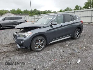 2018 BMW X1 xDrive28i z VIN WBXHT3C39J5L27022, wystawiony jako Copart lot #55442915 z przebiegiem 82 699 mil mil oraz Szkoda całkowita • Salvage title. Historia ofert i sprzedaży dostępna na DreamBid. Obrazek 1.