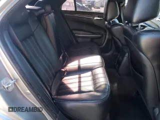 2018 Chrysler 300 S z VIN 2C3CCAGG8JH267272, wystawiony jako Copart lot #49331875 z przebiegiem 70 691 mil mil oraz Szkoda całkowita • Salvage title. Historia ofert i sprzedaży dostępna na DreamBid. Obrazek 10.