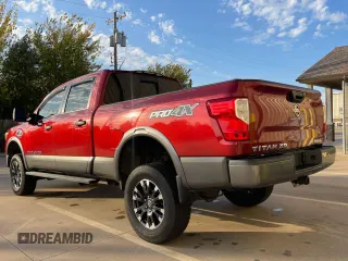 2016 Nissan Titan SL z VIN 1N6BA1F40GN516889, wystawiony jako Copart lot #54151745 z przebiegiem 124 664 mil mil oraz Czysty tytuł • Clean title. Historia ofert i sprzedaży dostępna na DreamBid. Obrazek 3.