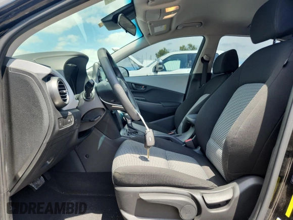2021 Hyundai Kona SE z VIN KM8K12AA7MU726084, wystawiony jako Copart lot #58722035 z przebiegiem 71 427 mil mil oraz Szkoda całkowita • Salvage title. Historia ofert i sprzedaży dostępna na DreamBid. Obrazek 7.