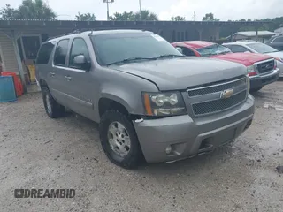 2007 Chevrolet Suburban LTZ z VIN 3GNFK16337G117869, wystawiony jako IAAI lot #42224777 z przebiegiem 296 158 mil mil oraz . Historia ofert i sprzedaży dostępna na DreamBid. Obrazek 1.