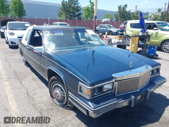 1986 Cadillac DeVille z VIN 1G6CD4783G4204155, wystawiony jako IAAI lot #42229194 z przebiegiem 131 360 mil mil oraz . Historia ofert i sprzedaży dostępna na DreamBid. Obrazek 6.
