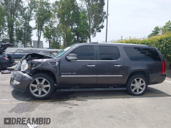 2011 Cadillac Escalade ESV Premium z VIN 1GYS4JEF2BR149146, wystawiony jako IAAI lot #42370325 z przebiegiem 68 787 mil mil oraz . Historia ofert i sprzedaży dostępna na DreamBid. Obrazek 14.