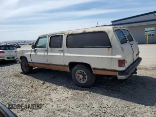 1989 Chevrolet Suburban z VIN 1GNGR26N6KF150544, wystawiony jako Copart lot #50469335 z przebiegiem 21 480 mil mil oraz Czysty tytuł • Clean title. Historia ofert i sprzedaży dostępna na DreamBid. Obrazek 2.