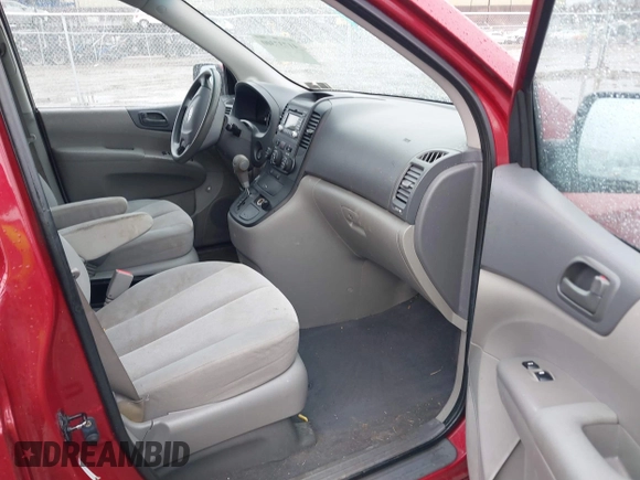 2009 Kia Sedona LX with VIN KNDMB233196282656, listed as a IAAI auction lot 41737300 with 95,971 mi miles. Bid and sale history available at carsss.com. Image 5.