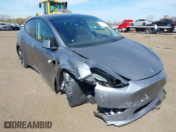 2024 Tesla Model Y Long Range z VIN 7SAYGDEE7RA300756, wystawiony jako IAAI lot #41922910 z przebiegiem 4 262 mil mil oraz . Historia ofert i sprzedaży dostępna na DreamBid. Obrazek 6.