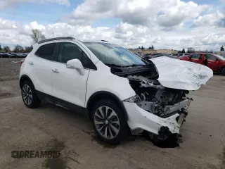 2020 Buick Encore Essence z VIN KL4CJGSB7LB057428, wystawiony jako Copart lot #49545085 z przebiegiem 72 644 mil mil oraz Szkody całkowita. Historia ofert i sprzedaży dostępna na DreamBid. Obrazek 4.