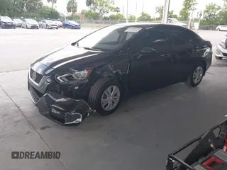 2020 Nissan Versa S z VIN 3N1CN8DV2LL807746, wystawiony jako IAAI lot #42128647 z przebiegiem 121 317 mil mil oraz . Historia ofert i sprzedaży dostępna na DreamBid. Obrazek 2.