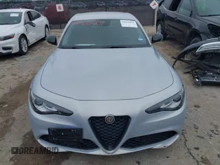 2021 Alfa Romeo Giulia z VIN ZARFAMAN6M7645490, wystawiony jako IAAI lot #42165037 z przebiegiem 57 701 mil mil oraz . Historia ofert i sprzedaży dostępna na DreamBid. Obrazek 12.