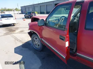 1996 Chevrolet Blazer z VIN 1GNDT13W7T2254321, wystawiony jako IAAI lot #42222288 z przebiegiem Nie podano mil oraz . Historia ofert i sprzedaży dostępna na DreamBid. Obrazek 18.