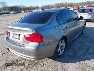 2011 BMW 3 Series 328i z VIN WBAPH5G5XBNM75907, wystawiony jako IAAI lot #42002821 z przebiegiem 204 122 mil mil oraz . Historia ofert i sprzedaży dostępna na DreamBid. Obrazek 4.