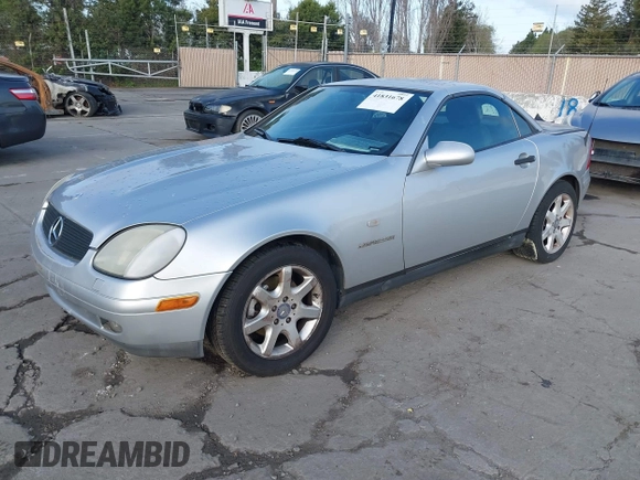 1998 Mercedes-Benz SLK 230/320 z VIN WDBKK47F1WF046560, wystawiony jako IAAI lot #41831678 z przebiegiem 179 494 mil mil oraz . Historia ofert i sprzedaży dostępna na DreamBid. Obrazek 2.