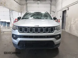 2024 Jeep Compass Latitude z VIN 3C4NJDBN5RT116961, wystawiony jako IAAI lot #42661118 z przebiegiem 24 175 mil mil oraz . Historia ofert i sprzedaży dostępna na DreamBid. Obrazek 13.