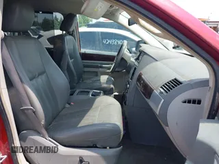 2010 Chrysler Town & Country Touring z VIN 2A4RR5D17AR109036, wystawiony jako IAAI lot #42418233 z przebiegiem 268 578 mil mil oraz . Historia ofert i sprzedaży dostępna na DreamBid. Obrazek 5.