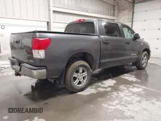2011 Toyota Tundra z VIN 5TFDY5F15BX165995, wystawiony jako IAAI lot #41974036 z przebiegiem 278 309 mil mil oraz . Historia ofert i sprzedaży dostępna na DreamBid. Obrazek 4.