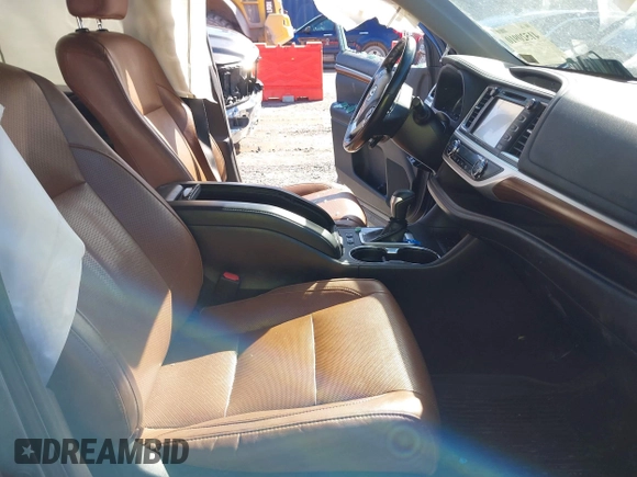 2018 Toyota Highlander Limited z VIN 5TDDZRFH2JS811211, wystawiony jako IAAI lot #41520910 z przebiegiem 153 401 mil mil oraz . Historia ofert i sprzedaży dostępna na DreamBid. Obrazek 5.