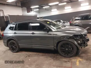 2022 Volkswagen Tiguan SE R-Line Black with VIN 3VV8B7AX1NM111194, listed as a IAAI auction lot 42254124 with 22,748 mi miles and . Bid and sale history available at DreamBid. Image 14.