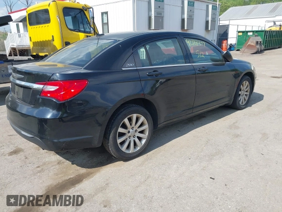 2013 Chrysler 200 Touring z VIN 1C3CCBBB1DN546558, wystawiony jako IAAI lot #42188477 z przebiegiem 164 678 mil mil oraz . Historia ofert i sprzedaży dostępna na DreamBid. Obrazek 4.